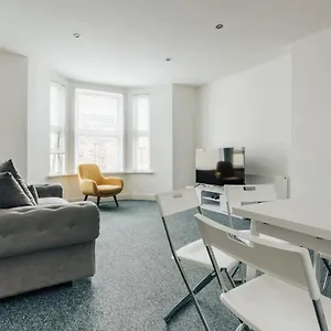 Modern Two Bedroom Apartment - Prime Location - Family - Business - Short Breaks Getaway Apartment Bournemouth